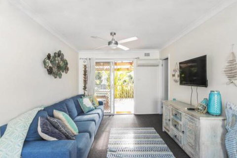 MOLLYMOOK BEACH COTTAGE - Accommodation Sunshine Coast 4