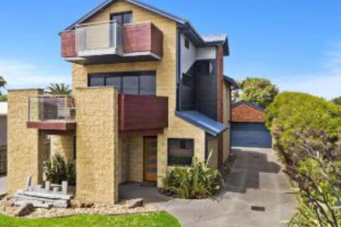 The Island Manor Family Seaside Stay With Views - Accommodation Sunshine Coast 0