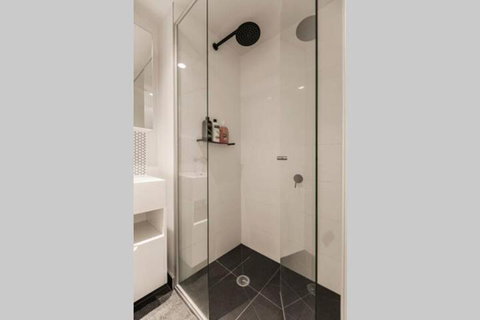 Stylish Melbourne CBD Lighthouse Apartment - Accommodation Sunshine Coast 3
