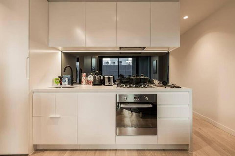 Stylish Melbourne CBD Lighthouse Apartment - Accommodation Sunshine Coast 6