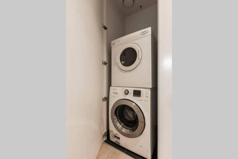 Stylish Melbourne CBD Lighthouse Apartment - Accommodation Sunshine Coast 7