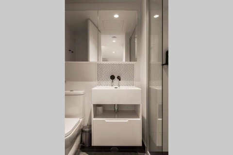 Stylish Melbourne CBD Lighthouse Apartment - Accommodation Sunshine Coast 5