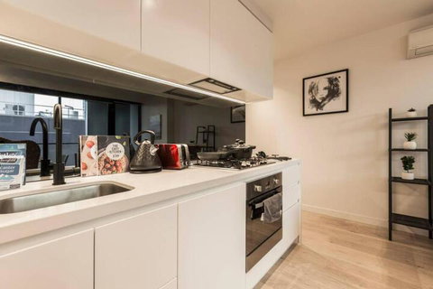Stylish Melbourne CBD Lighthouse Apartment - Accommodation Sunshine Coast 4