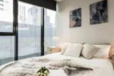 Stylish Melbourne CBD Lighthouse Apartment - Accommodation Sunshine Coast 0