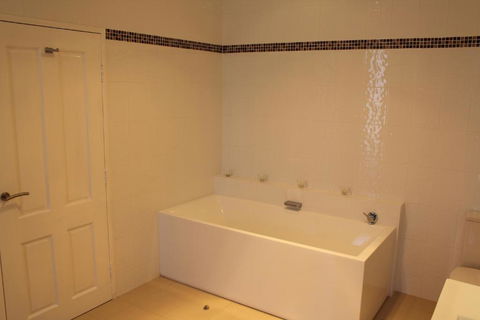 Gundaroo Manor Bed & Breakfast - Accommodation Sunshine Coast 2