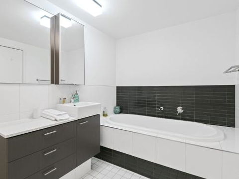 LORNE CHALET APARTMENT 36 Central Location - Accommodation Sunshine Coast 2