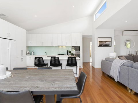 YOU ME & THE SEA BLAIRGOWRIE - Accommodation Sunshine Coast 4