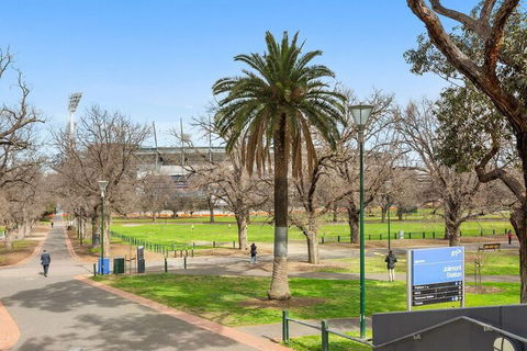 JOLI Directly Opposite MCG - Accommodation Sunshine Coast 6