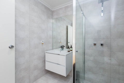 ROLAND, 1BDR Melbourne Apartment - Accommodation Sunshine Coast 6