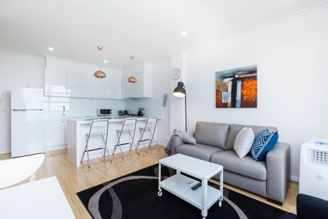 ROLAND, 1BDR Melbourne Apartment - Accommodation Sunshine Coast 3
