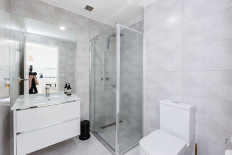 ROLAND, 1BDR Melbourne Apartment - Accommodation Sunshine Coast 5