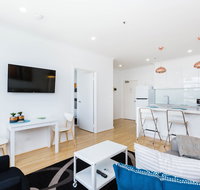 ROLAND 1BDR Melbourne Apartment - Accommodation Sunshine Coast
