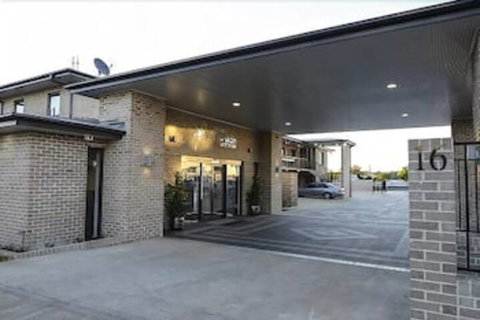 Aastro Dish Motor Inn - Accommodation Sunshine Coast 1