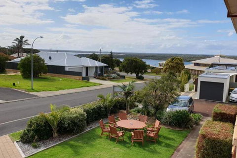 Baywatch Manor Augusta - Accommodation Sunshine Coast 4