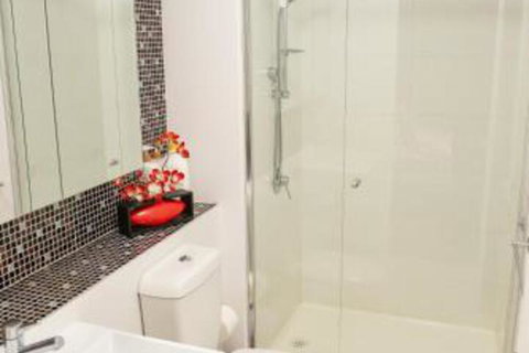 Modern 639 Lonsdale APT - Accommodation Sunshine Coast 2