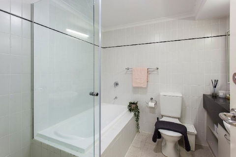 A Comfy 2BR Home Top Location FREE Parking - Accommodation Sunshine Coast 5