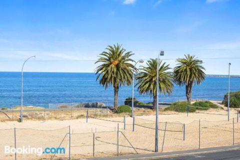 Bayline Beachfront Apartment No 4 - Accommodation Sunshine Coast 2