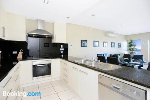 Bayline Beachfront Apartment No 4 - Accommodation Sunshine Coast 3