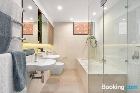 Luxe 101 At Martha Cove Waterfront Luxury On The Marina Walk To Beach - Accommodation Sunshine Coast 3