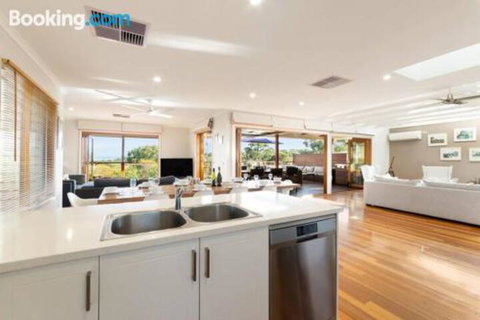 Acqua Vista Water View Fireplace Walk To Beach - Accommodation Sunshine Coast 2