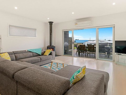 Swan Bay Views - Accommodation Sunshine Coast 2