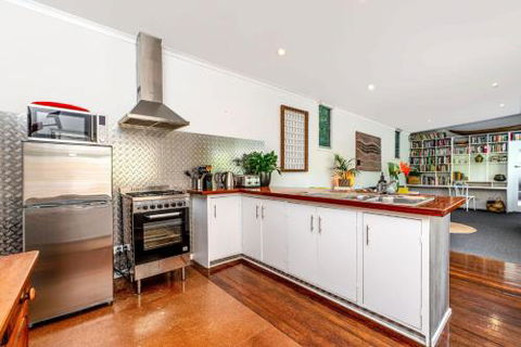 SUNSET BEACH SHACK On SURF - Accommodation Sunshine Coast 6
