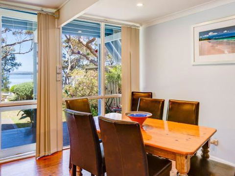 SORRENTO LAKESIDE Sanctuary Point 4pm Check Out Sundays - Accommodation Sunshine Coast 3