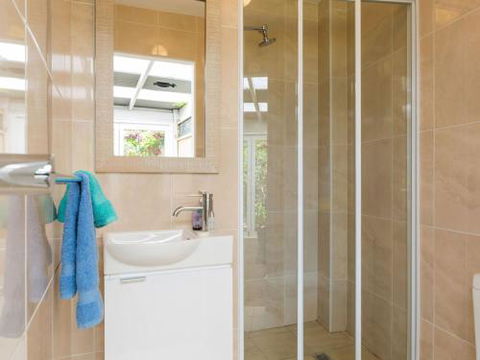 SORRENTO LAKESIDE Sanctuary Point 4pm Check Out Sundays - Accommodation Sunshine Coast 4