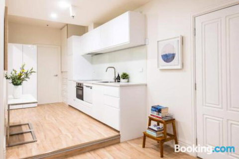 Flinders Lane Melbourne Apartment By Ready Set Host - Accommodation Sunshine Coast 2