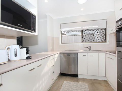 April 19 4 Bedroom Home On Canal With Pool Pontoon Aircon & WiFi! - Accommodation Sunshine Coast 6