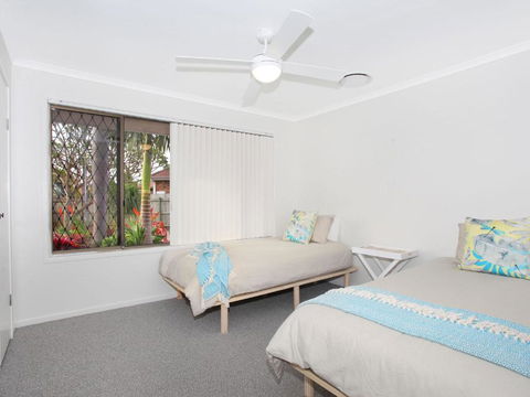 April 19 4 Bedroom Home On Canal With Pool Pontoon Aircon & WiFi! - Accommodation Sunshine Coast 2