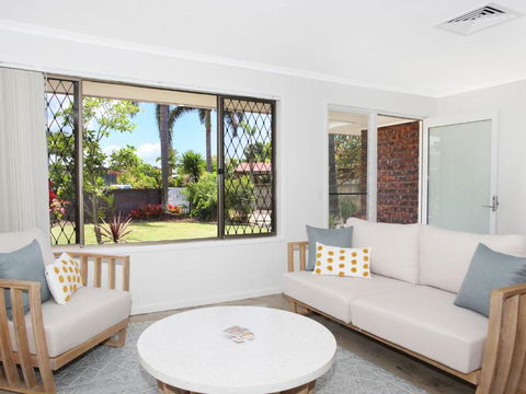 April 19 4 Bedroom Home On Canal With Pool Pontoon Aircon & WiFi! - Accommodation Sunshine Coast 4