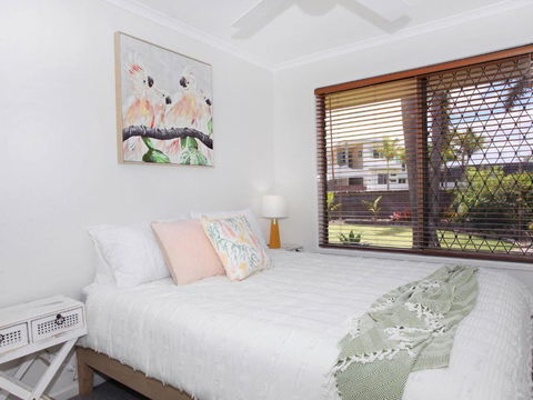 April 19 4 Bedroom Home On Canal With Pool Pontoon Aircon & WiFi! - Accommodation Sunshine Coast 5