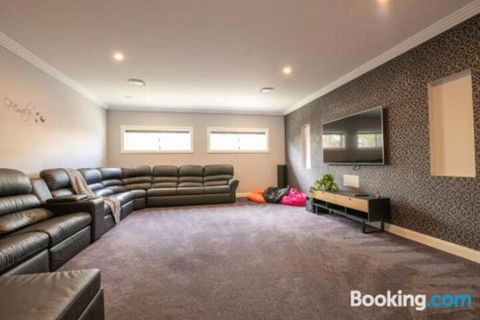 Wentworth Estate 5 Bedroom Luxury Home Sleeps 12 - Accommodation Sunshine Coast 0