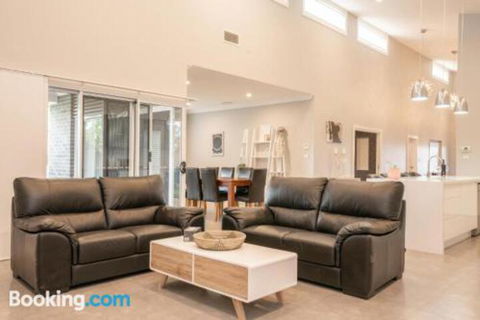Wentworth Estate 5 Bedroom Luxury Home Sleeps 12 - Accommodation Sunshine Coast 4
