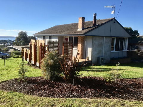 Hamlet House - Accommodation Sunshine Coast 0