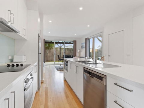 NORMANBY Coastal FREE WIFI & NETFLIX - Accommodation Sunshine Coast 4
