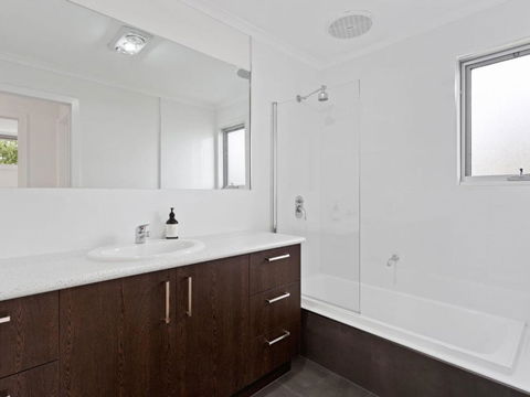 NORMANBY Coastal FREE WIFI & NETFLIX - Accommodation Sunshine Coast 6