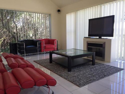 The White House Sandy Point - Accommodation Sunshine Coast 3