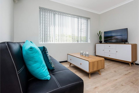 Contemporary 1BR Apartment - Near The City - Accommodation Sunshine Coast 1