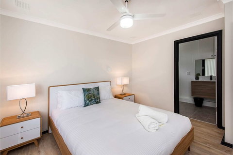Contemporary 1BR Apartment - Near The City - Accommodation Sunshine Coast 5
