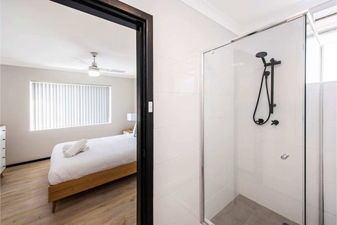 Contemporary 1BR Apartment - Near The City - Accommodation Sunshine Coast 2