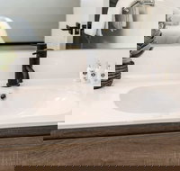 Contemporary 1BR Apartment - Near the City - Accommodation Sunshine Coast