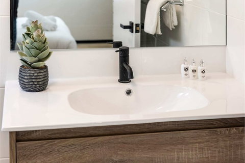 Contemporary 1BR Apartment - Near The City - Accommodation Sunshine Coast 0