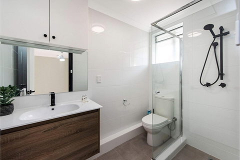 Bright 1BR Apartment Close To Foreshore & Cbd - Accommodation Sunshine Coast 3