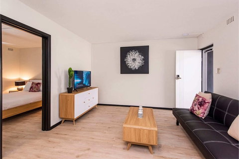 Convenient 1BR Apartment Close To Foreshore & Cbd - Accommodation Sunshine Coast 3