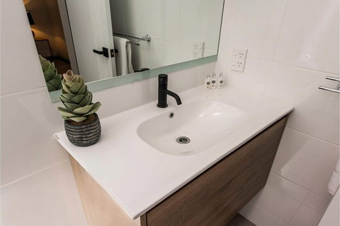 Modern 1 Bedroom Apartment Near The River And The City - Accommodation Sunshine Coast 3