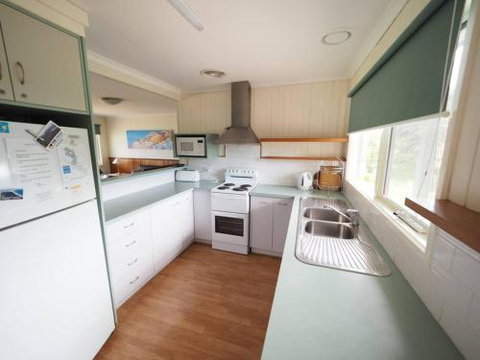 27 Beach Parade Sandy Point - Accommodation Sunshine Coast 6