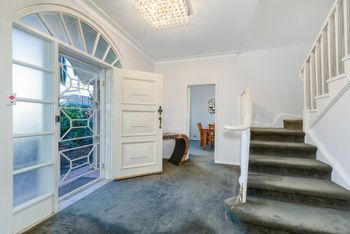 Spacious 4 Bedroom House The Hill - Accommodation Sunshine Coast 2