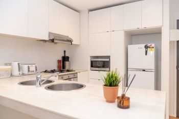 Melbourne City Apartment With Parking - Accommodation Sunshine Coast 4